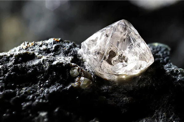 The 4 Cs of Diamonds: A Guide to Finding Your Perfect Sparkle at Yelton’s